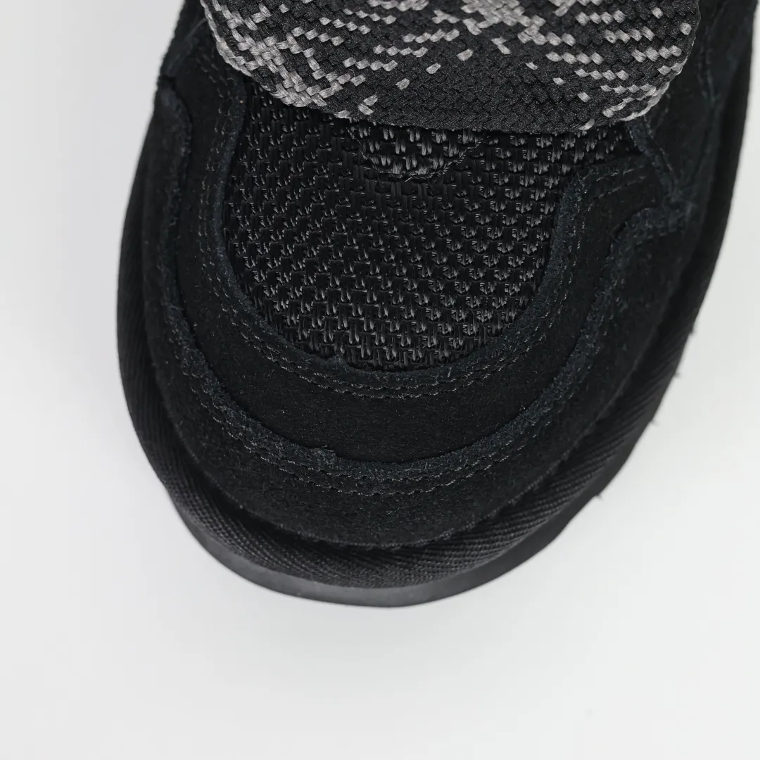 Local self-pickup💰660 Core recommended good price Independently developed original outsole, cashmere insole, keeping warm in winter, suitable for home use. In recent years, uug has launched a style series, which is partially skewed towards the preferences of young consumers, and has also been at the forefront of fashion trends. Shoe body material, water-repellent coated suede upper, 17mm UGGPURE™ implanted wool insole, lightweight non-slip and comfortable rubber outsole, with brand LOGO, complete packaging, size: 35 36 37 38 39 40